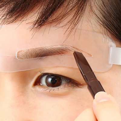 Image of a woman using the eyebrow template "MAYUBI"